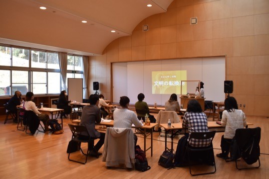 部屋に集まっている人たち
自動的に生成された説明